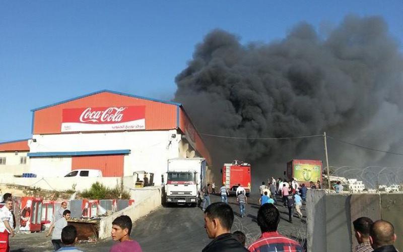 صور: اخماد حريق بمخازن شركة منظفات في الخليل