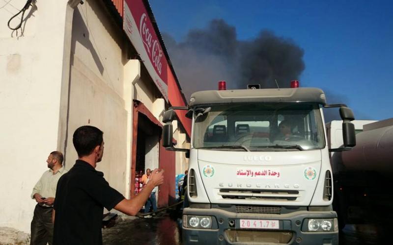 صور: اخماد حريق بمخازن شركة منظفات في الخليل