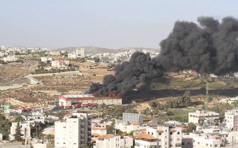 صور: اخماد حريق بمخازن شركة منظفات في الخليل