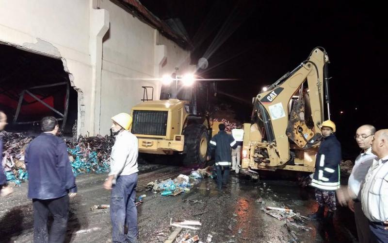 صور: اخماد حريق بمخازن شركة منظفات في الخليل