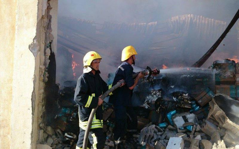صور: اخماد حريق بمخازن شركة منظفات في الخليل
