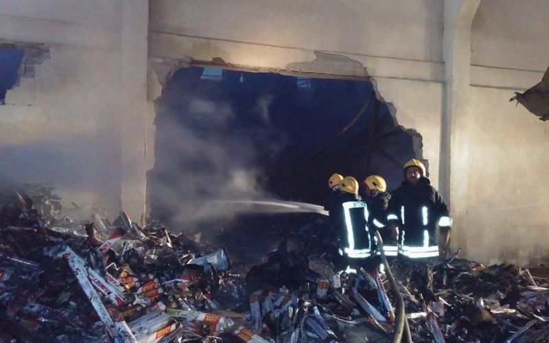 صور: اخماد حريق بمخازن شركة منظفات في الخليل