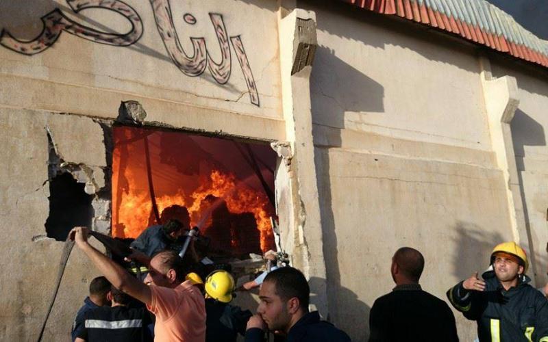 صور: اخماد حريق بمخازن شركة منظفات في الخليل