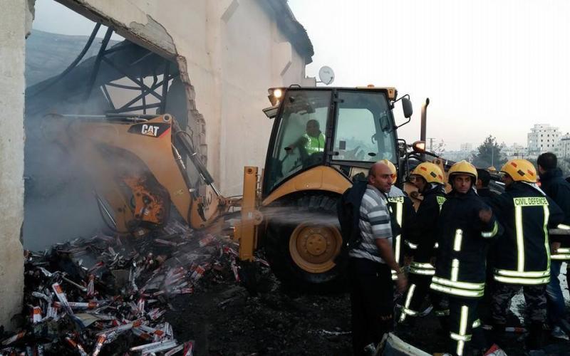 صور: اخماد حريق بمخازن شركة منظفات في الخليل