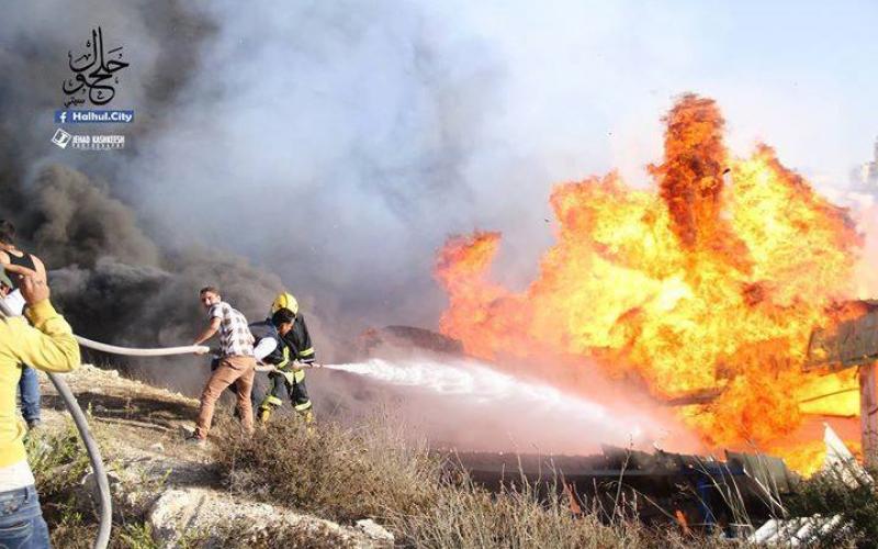 صور: اخماد حريق بمخازن شركة منظفات في الخليل