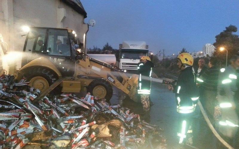 صور: اخماد حريق بمخازن شركة منظفات في الخليل