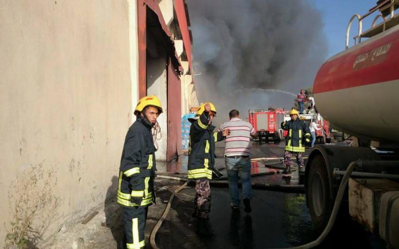 صور: اخماد حريق بمخازن شركة منظفات في الخليل