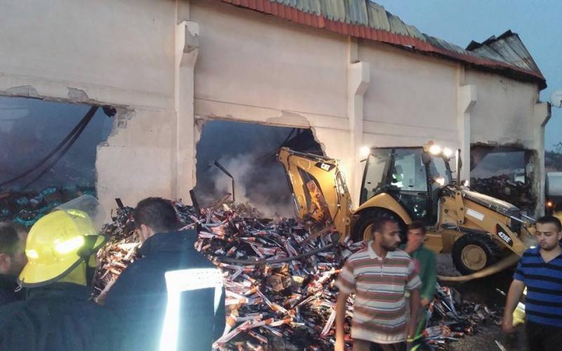 صور: اخماد حريق بمخازن شركة منظفات في الخليل