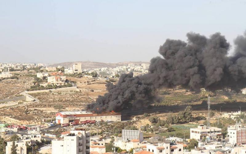 صور: اخماد حريق بمخازن شركة منظفات في الخليل