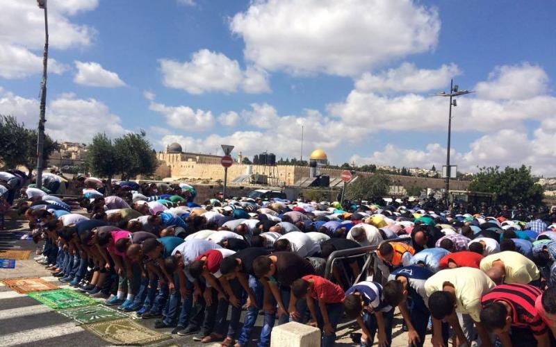 صور: المقدسيون يصلون الجمعة بشوارع القدس