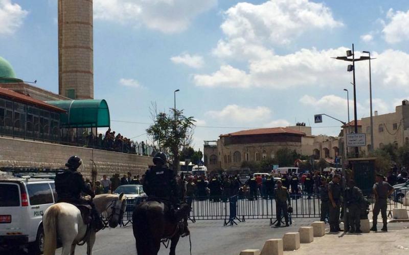صور: المقدسيون يصلون الجمعة بشوارع القدس