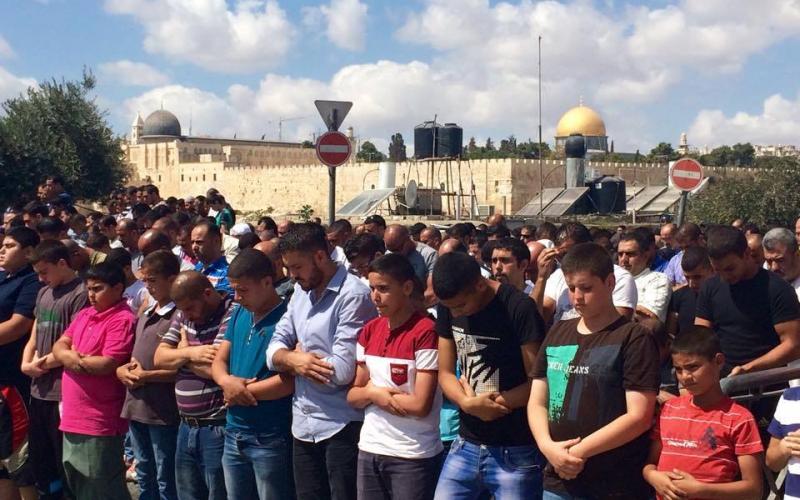 صور: المقدسيون يصلون الجمعة بشوارع القدس