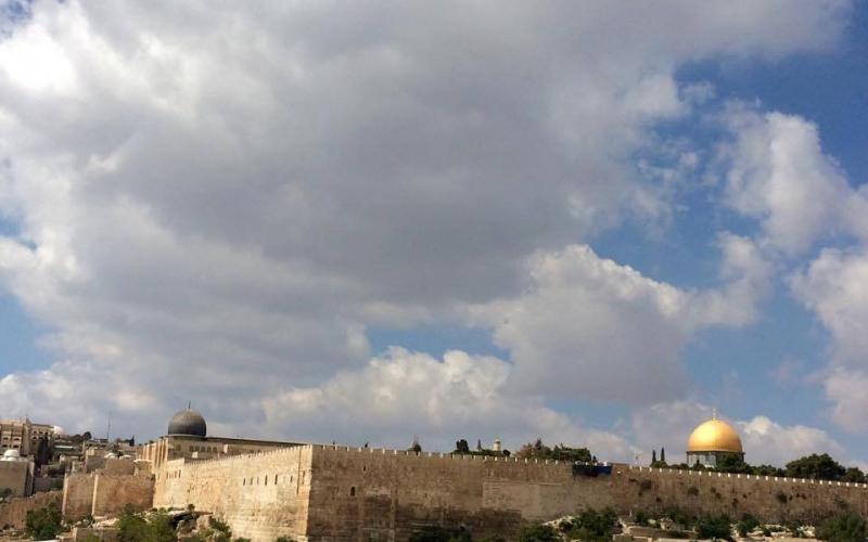 صور: المقدسيون يصلون الجمعة بشوارع القدس