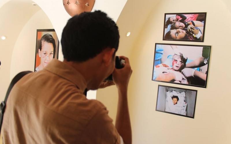 بالصور: صُحفيون يفتتحون معرض "الصورة تنتصر"