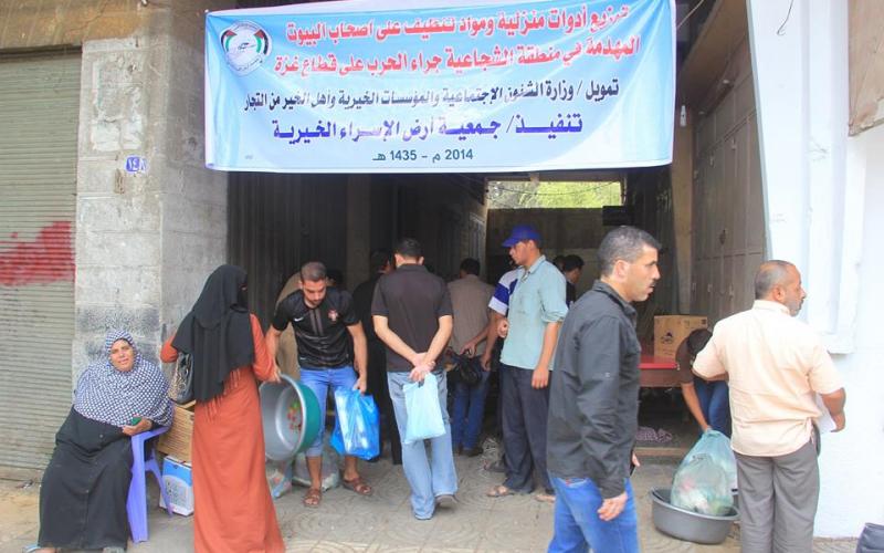 صور: الإسراء تقدم مساعدات لمتضرري الشجاعية