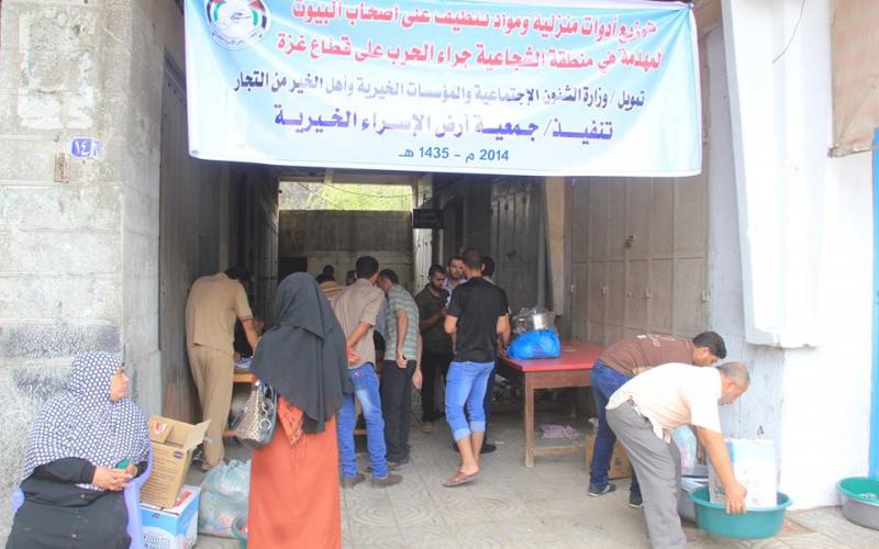 صور: الإسراء تقدم مساعدات لمتضرري الشجاعية