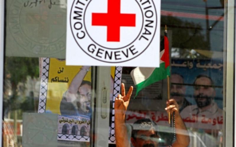 اعتصام لذوي الأسرى أمام الصليب الأحمر