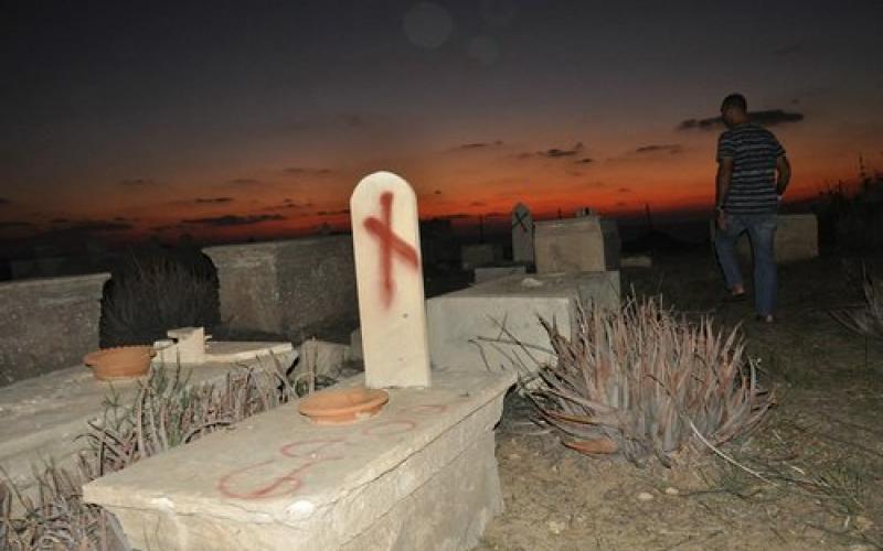 بالصور.. متطرفون صهاينة يدنسون مقبرة "يافا"