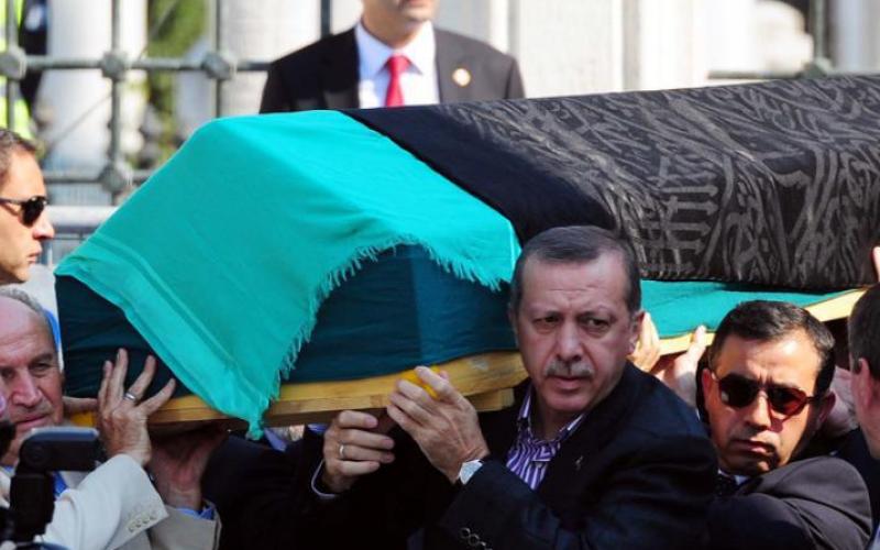 صور..أردوغان يشيّع والدته