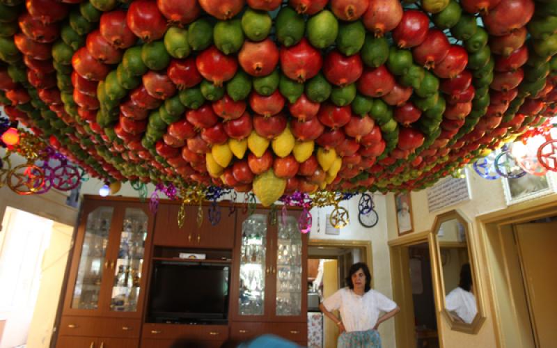 بالصور.. أسقف منازل بالفاكهة الطازجة