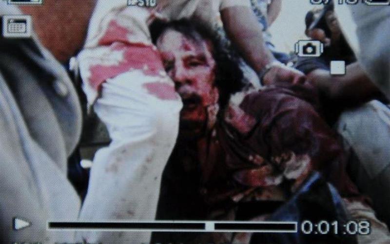 أول صورة لمقتل القذافي