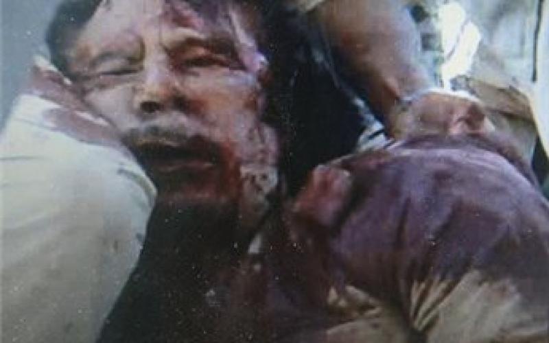 الشاب الذي قتل القذافي عمره 18 عام (صورة)