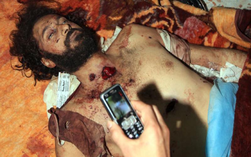 صور حديثة لجثتي معمر القذافي ونجله معتصم