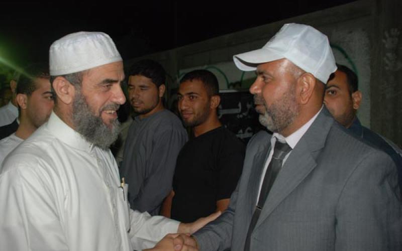 قادة حماس بالوسطى يهنئون المحررين (صور)