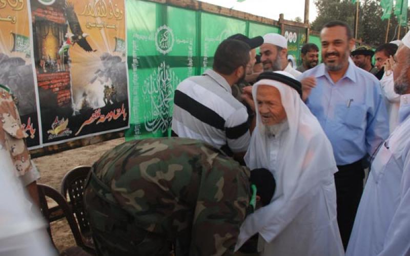 قادة حماس بالوسطى يهنئون المحررين (صور)