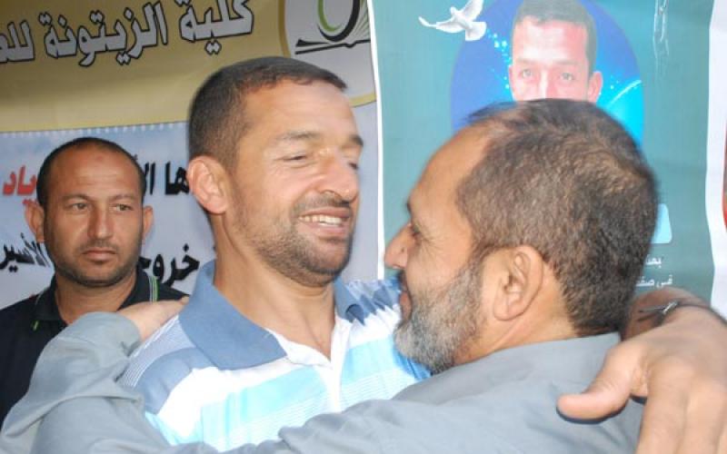 قادة حماس بالوسطى يهنئون المحررين (صور)