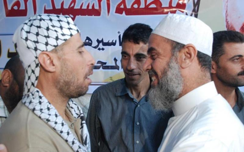 قادة حماس بالوسطى يهنئون المحررين (صور)