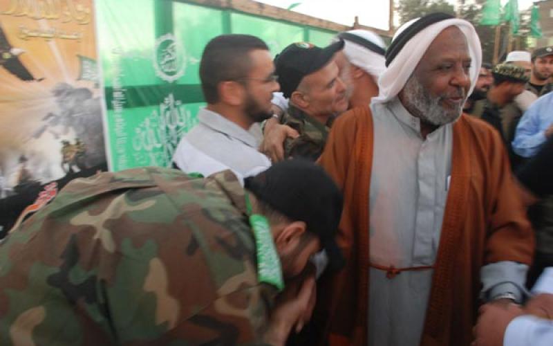 قادة حماس بالوسطى يهنئون المحررين (صور)