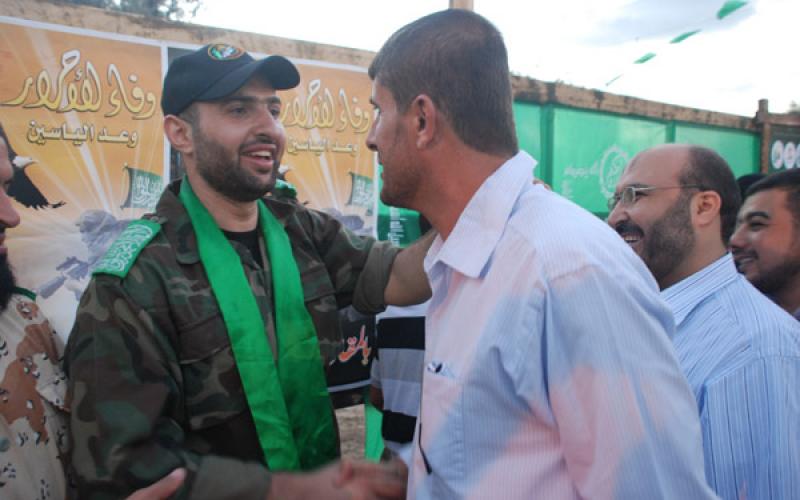 قادة حماس بالوسطى يهنئون المحررين (صور)