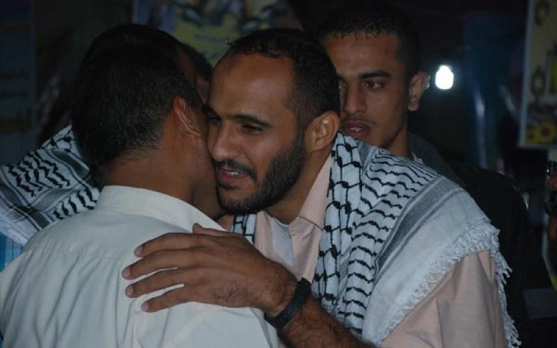 قادة حماس بالوسطى يهنئون المحررين (صور)
