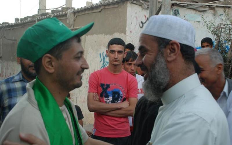 قادة حماس بالوسطى يهنئون المحررين (صور)