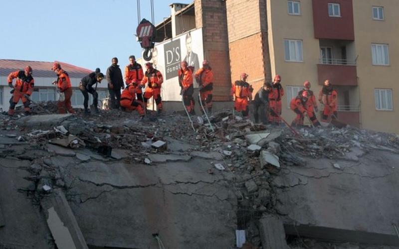 (فيديو وصور) "217" قتيلاً حصيلة زلزال تركيا