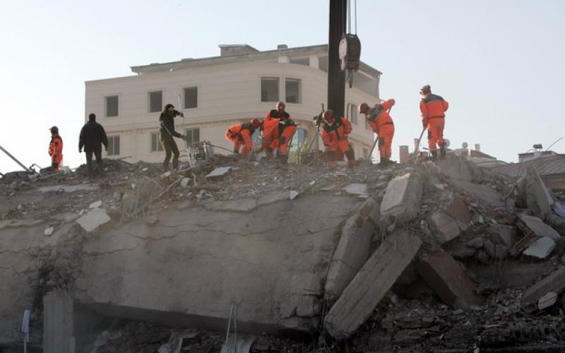 (فيديو وصور) "217" قتيلاً حصيلة زلزال تركيا