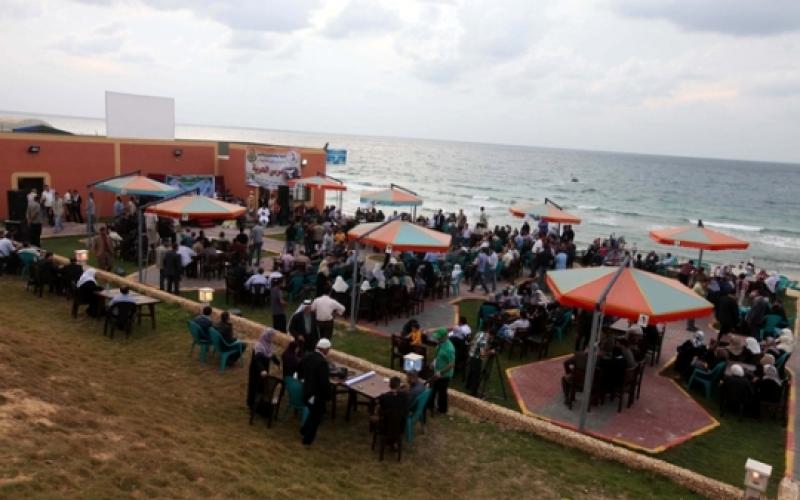 احتفال للأسرى المحررين وذويهم على شاطئ غزة