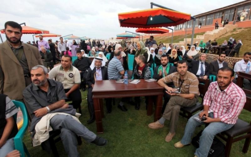 احتفال للأسرى المحررين وذويهم على شاطئ غزة