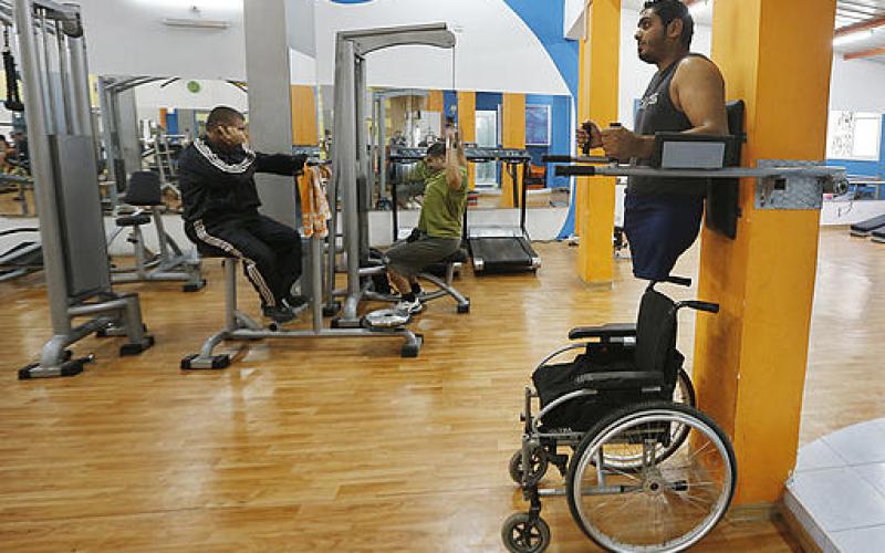 بالصور: المصور مؤمن قريقع قاهر الإعاقة