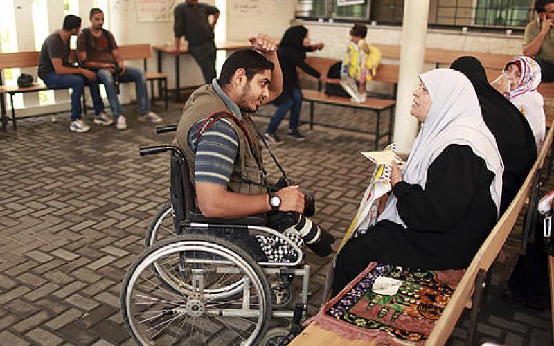 بالصور: المصور مؤمن قريقع قاهر الإعاقة