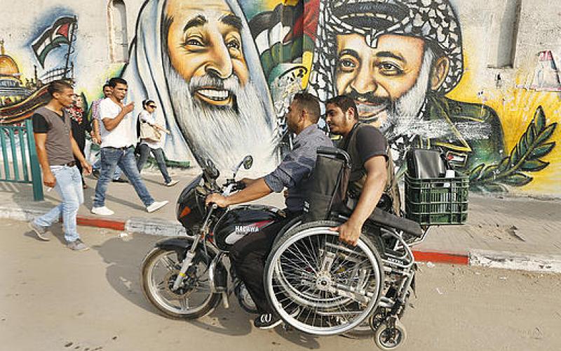 بالصور: المصور مؤمن قريقع قاهر الإعاقة