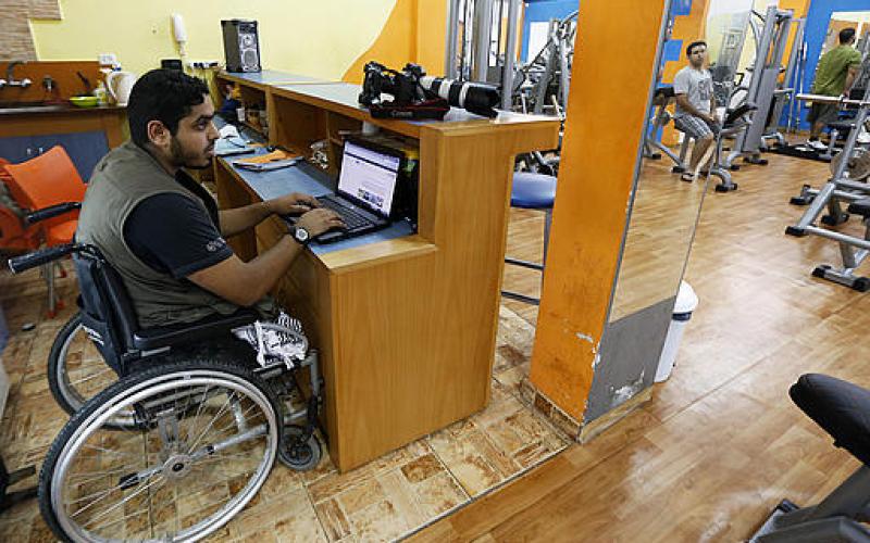 بالصور: المصور مؤمن قريقع قاهر الإعاقة
