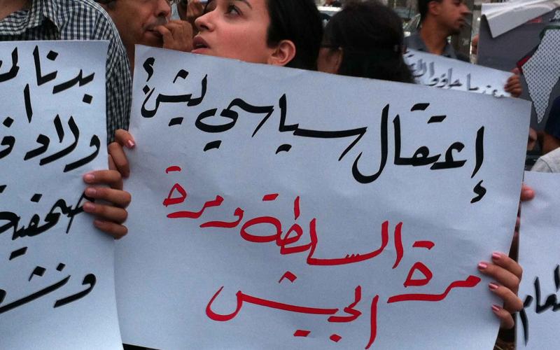 بالصور.. أمام المقاطعة "ارحل ارحل يا عباس"