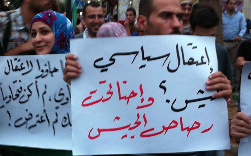 بالصور.. أمام المقاطعة "ارحل ارحل يا عباس"