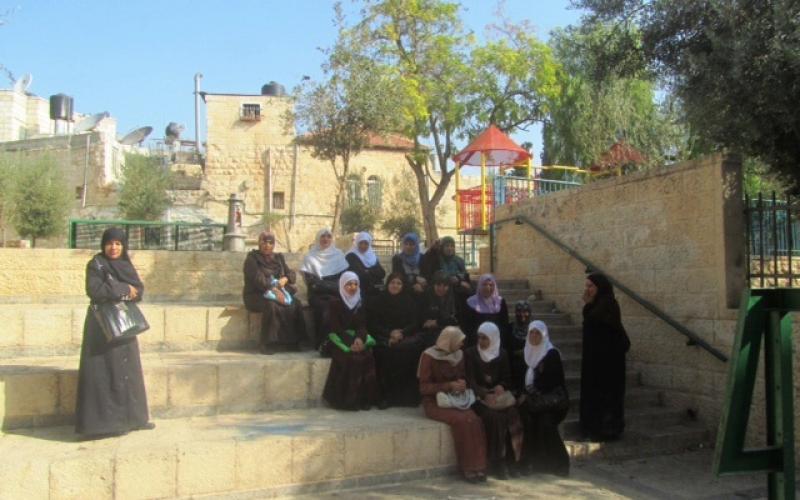 بالصور..اقتحام الأقصى ومنع حلقات العلم فيه