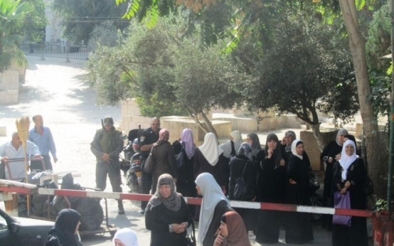 بالصور..اقتحام الأقصى ومنع حلقات العلم فيه