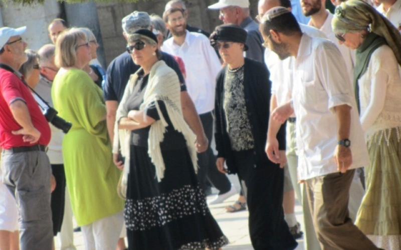 بالصور..اقتحام الأقصى ومنع حلقات العلم فيه
