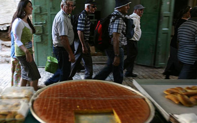 بالصور.. تجول المغتصبين في شوارع الخليل