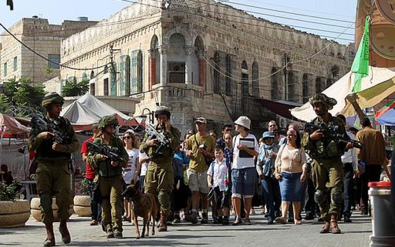بالصور.. تجول المغتصبين في شوارع الخليل